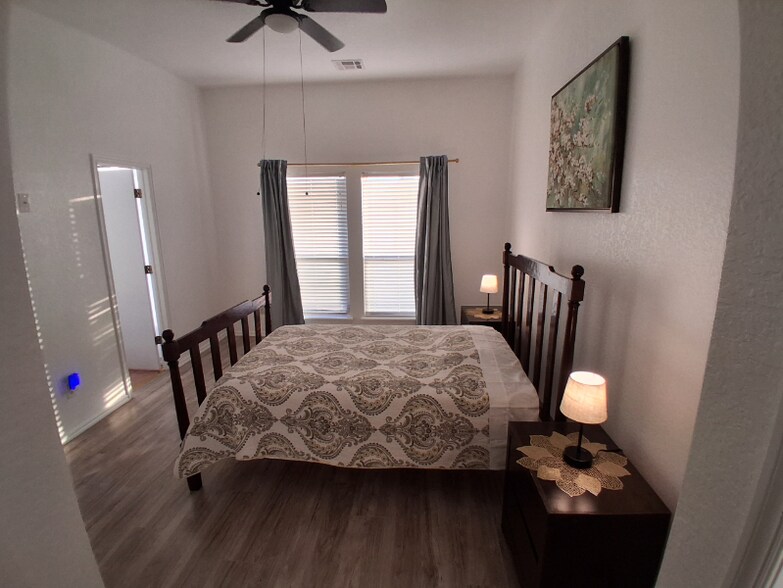 Building Photo - 2036 Cloverdale Ln