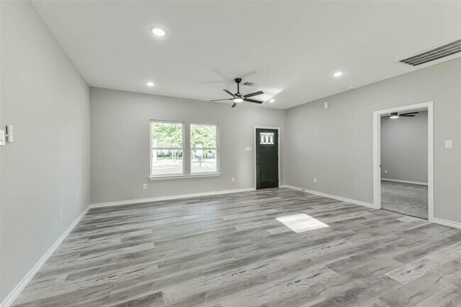 Building Photo - 106 County Rd 3704