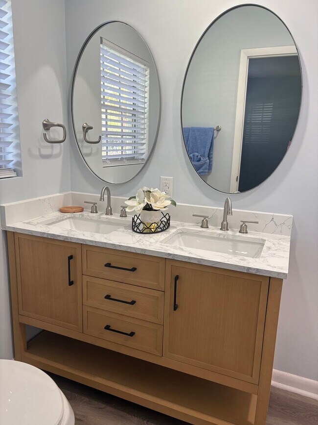 Building Photo - 2510 Lake Ellen Dr