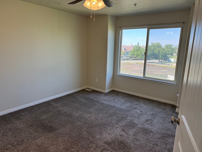 Building Photo - 908 N Shepard Creek Pky
