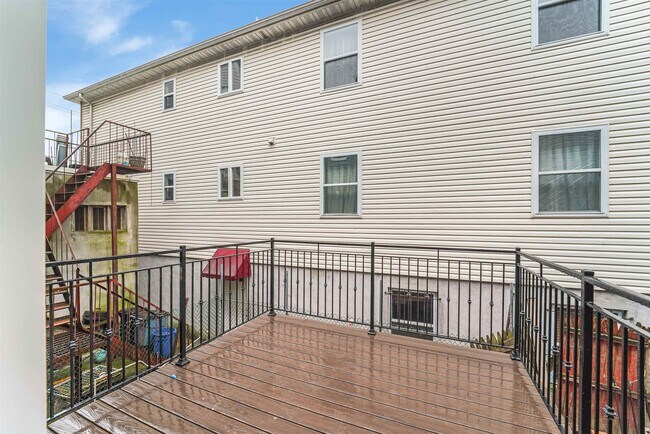 Building Photo - 133 Griffith St