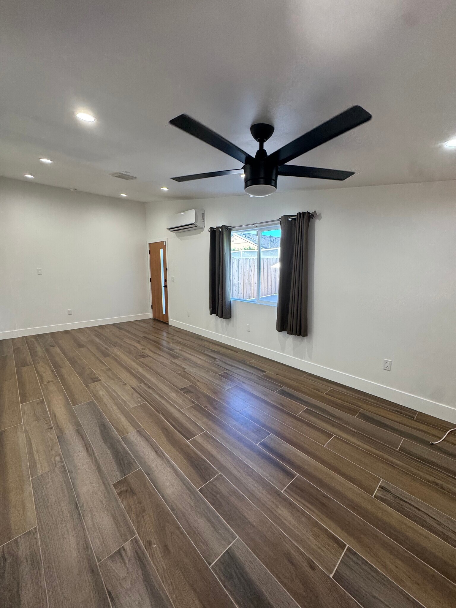 Building Photo - 6439 1/2 Graves Ave