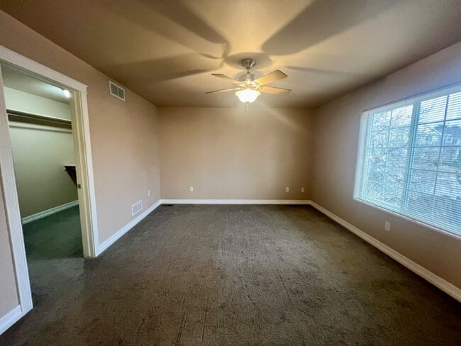 Building Photo - 3 Bedroom Townhome