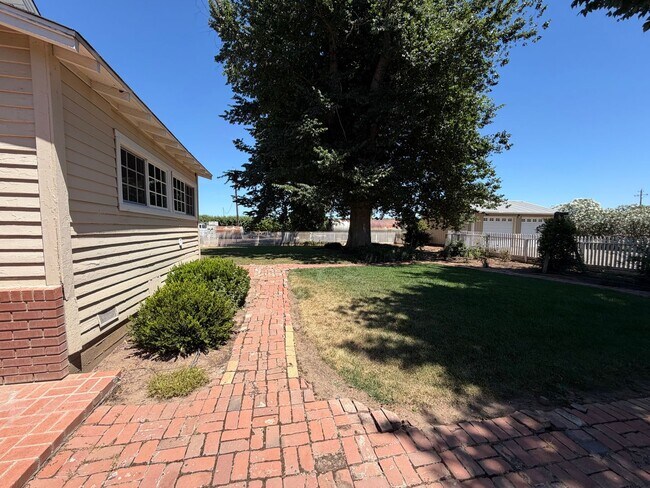 Building Photo - Large 5-6 Bedroom 2 Bath country home