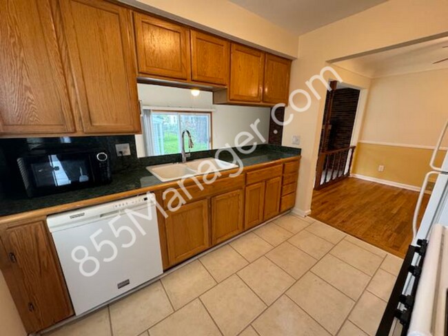 Building Photo - Charming 3-Bedroom Ranch in Berkley - Idea...