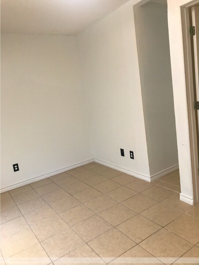 Building Photo - 4912 Shady Oak