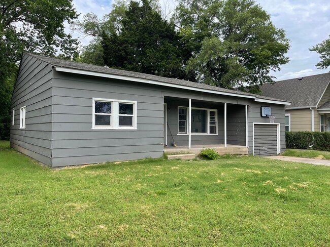 Primary Photo - $1095 - 4 bed 1 bath - Single Family Home
