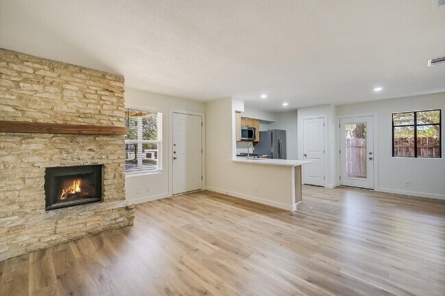 Building Photo - "Charming 2-Bed Retreat in Georgetown – Cozy 768 Sq Ft Haven!"
