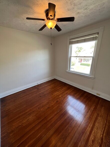 Spare Room / Den - 3935 Burwood Ave