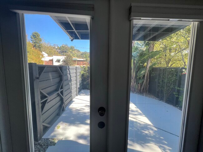 Building Photo - 6121 Glen Holly St