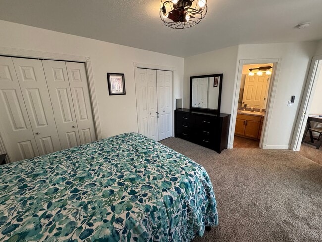 Building Photo - Fully Furnished Desert Dream Townhome! SHORT TERM LEASE OPTION