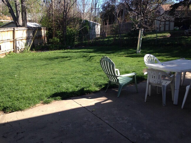 Building Photo - Adorable 2BD/1BA House! Nice Yard! Great L...