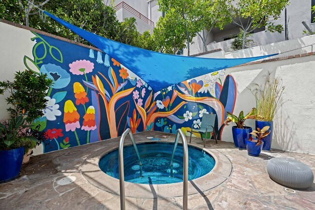 Hot Tub - 697 Bay St