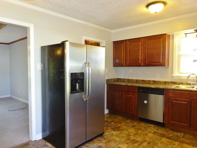 Building Photo - 602 Plaza Dr