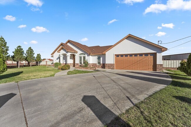 Building Photo - 1400 N Redondo Ave