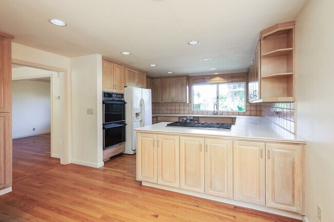 Building Photo - Amazing 4 Bedrooms 2 full bathrooms and 2 ...