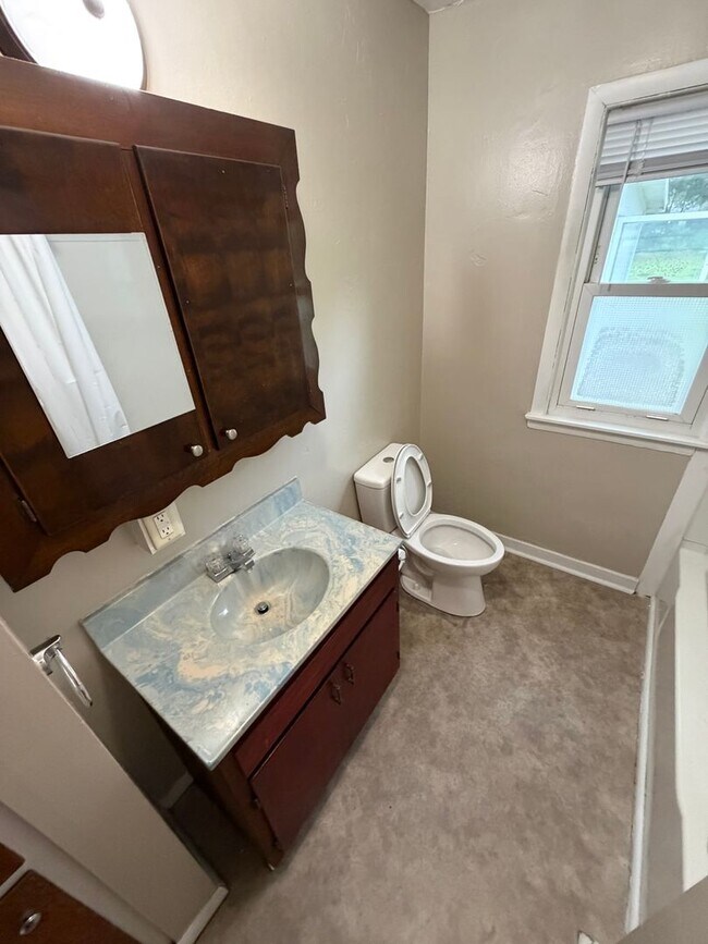Building Photo - Spacious 2 Bedroom Home Holland Northside