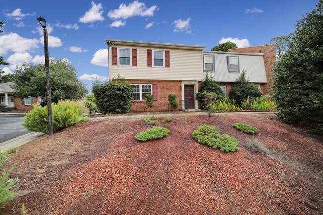 Building Photo - Lovely 3 Bed 2.5 Bath End Unit Townhome!