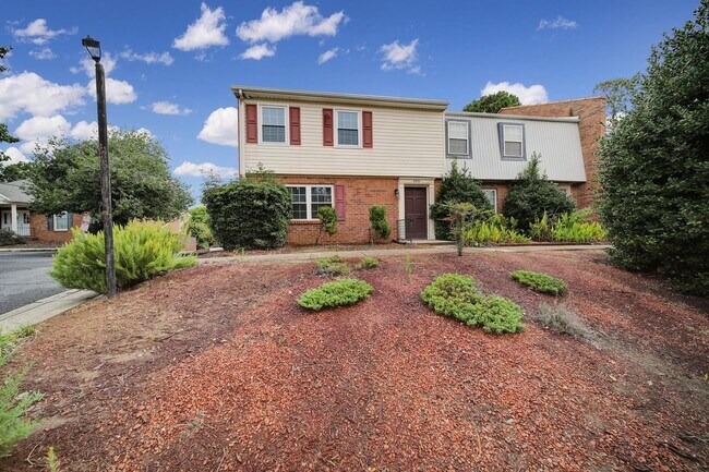 Building Photo - Lovely 3 Bed 2.5 Bath Home!