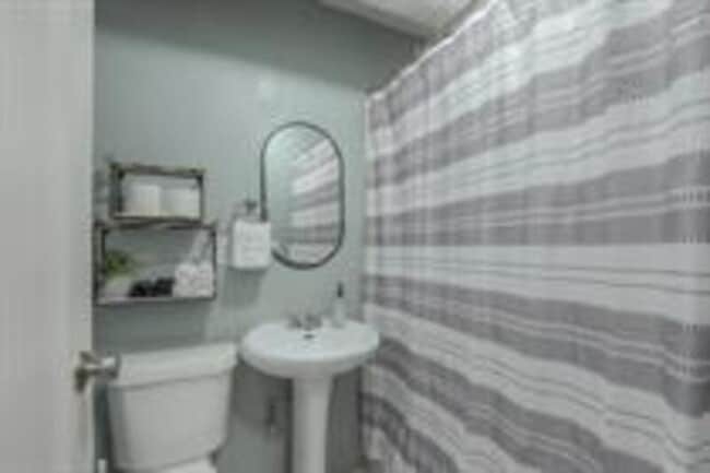 Building Photo - 722 W 37th St