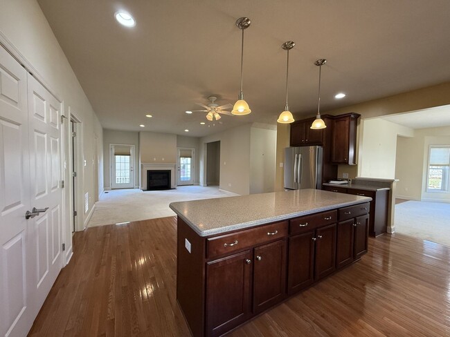 Building Photo - Three Bedroom Collegiate Station Home