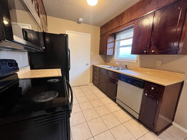 Building Photo - Great 3 bedroom in Killeen with washer and dryer connections and brand new carpet.