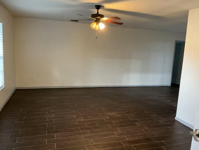 Building Photo - 362 SW Thornhill Dr