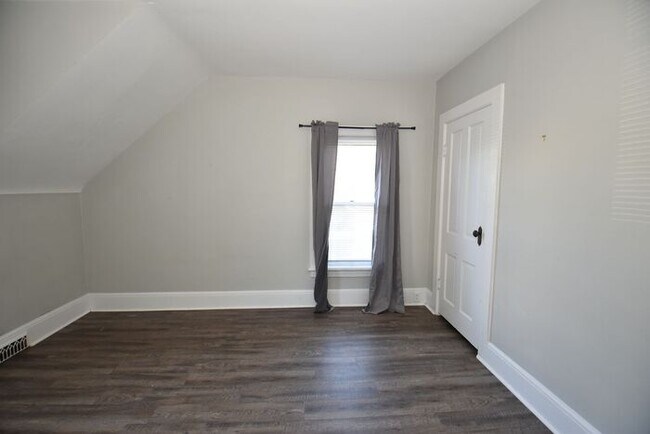 Building Photo - Near Downtown South Bend 3 bedroom home