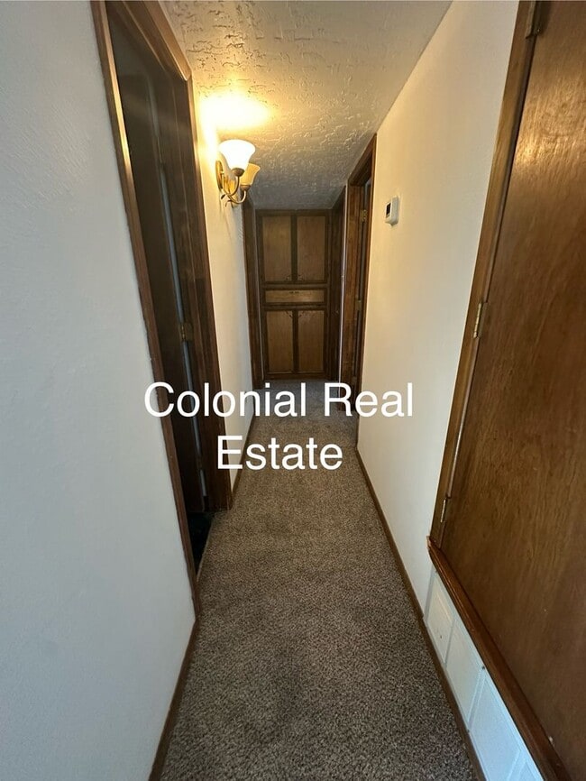 Building Photo - Spacious 2 story home