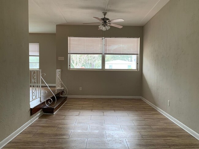 Building Photo - 4 Bedroom 2 Bath Spacious Home
