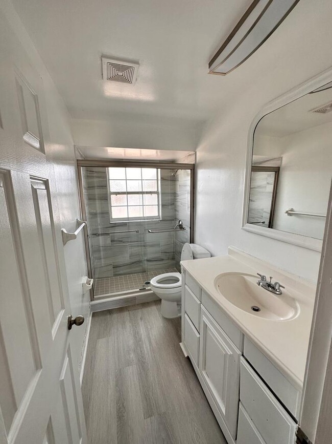 Unit A - Bathroom - 291 Diamond St