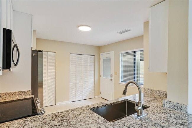 Building Photo - 2953 Torreya Way SE