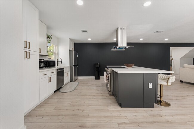 Building Photo - 9919 Golden Sunshine Dr