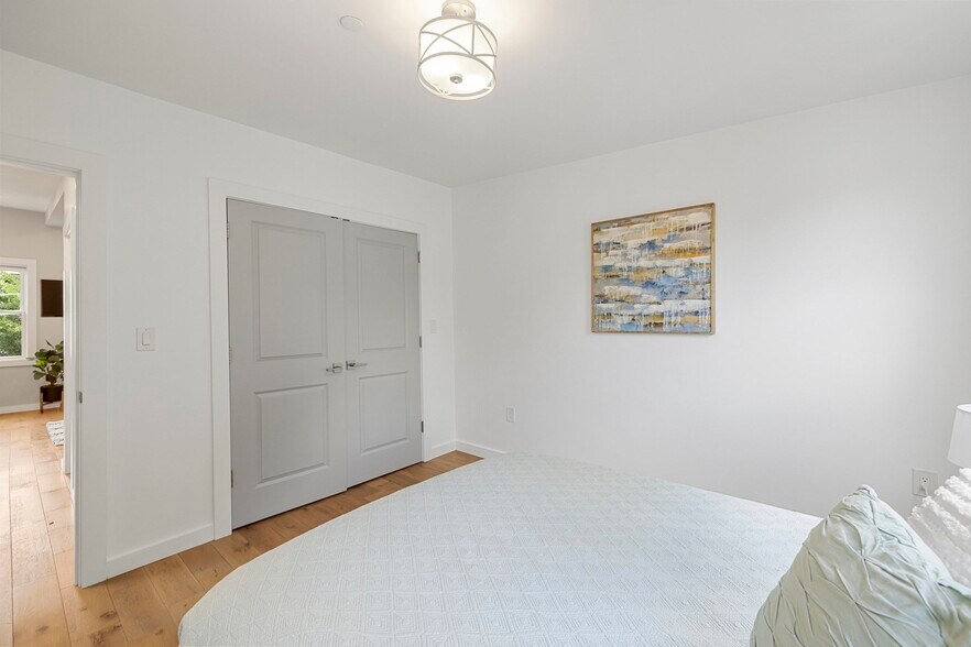 Building Photo - 338 Hurley St