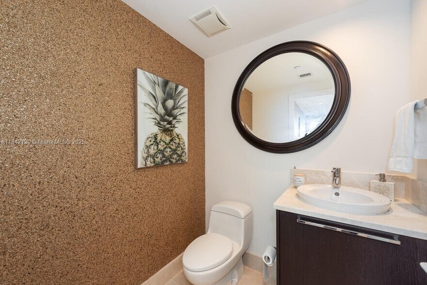 Building Photo - 17121 Collins Ave