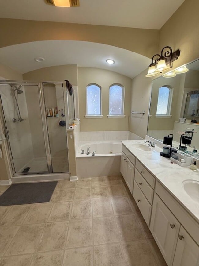 Building Photo - In The Haven - 3BD/2BA