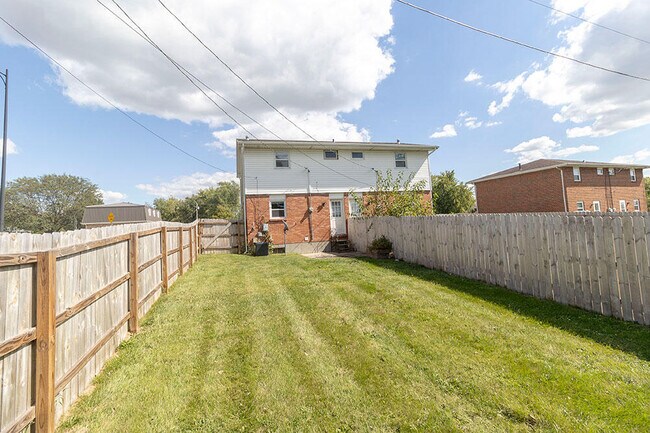 Building Photo - 1219 Player Pl