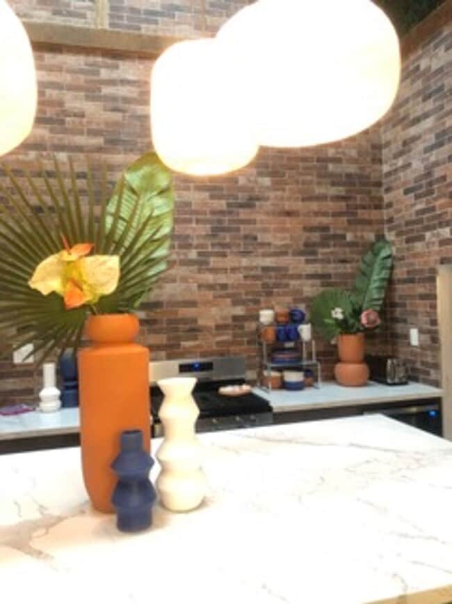 Building Photo - Gorgeous Upstairs unit with downtown view ...