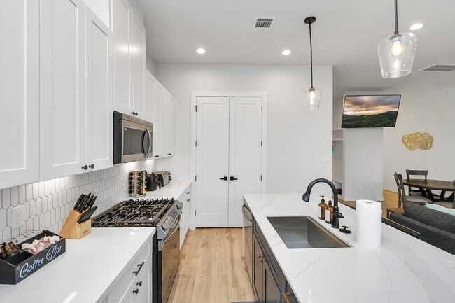 Building Photo - 6115 Campos Dr