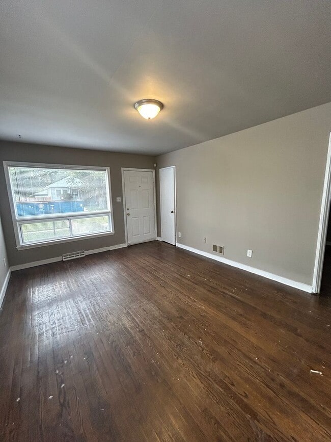 Building Photo - COZY HOME LOCATED CLOSE TO EVERYTHING!