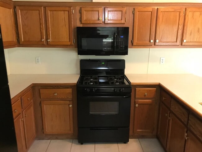 Building Photo - 4 Bedroom, 2 Full Bath home in Greenville/...