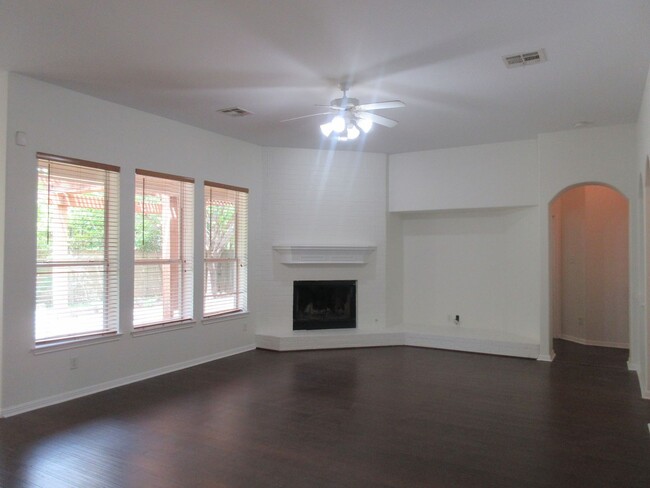 Building Photo - Large 4-bedroom with Office in the Estates...