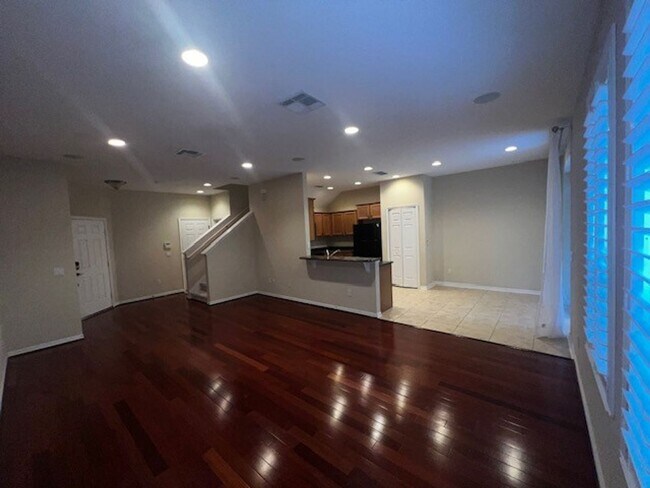Building Photo - MOVE IN NOW-OVIEDO RENTAL!BEAUTIFUL 3 bd 2.5 bath townhome! 2 CAR ATTACHED GARAGE!FRESH PAINT! Wa...