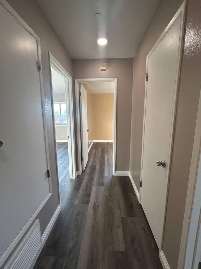 Building Photo - Spacious 4bed/3bath House for rent