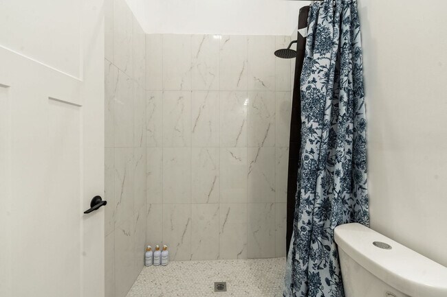 Building Photo - 1941 W Augusta Blvd