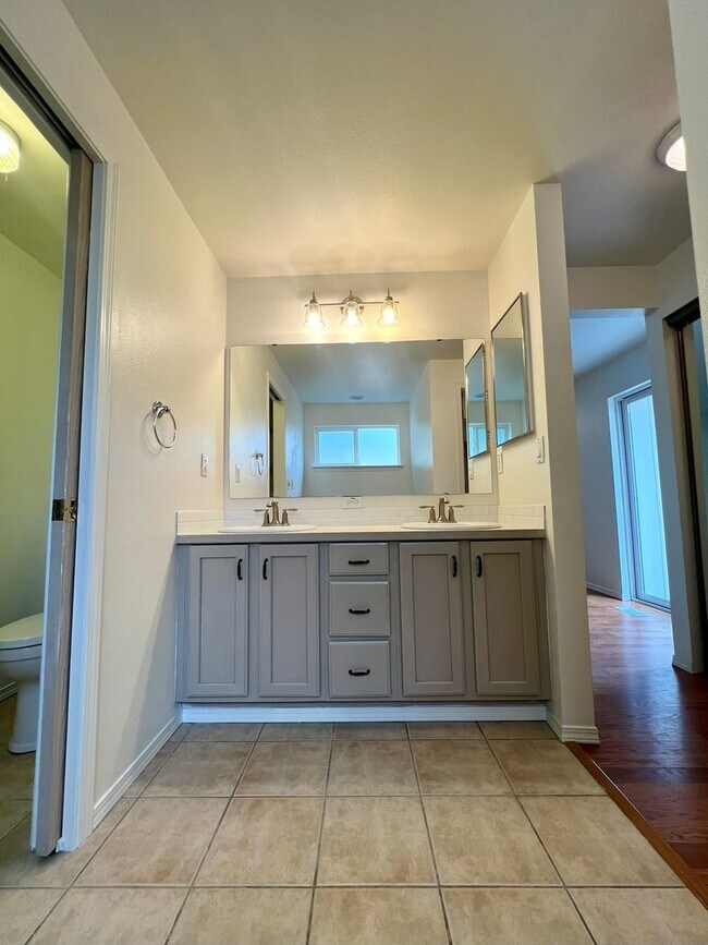 Building Photo - Move-In Special! Remodeled Rambler with La...