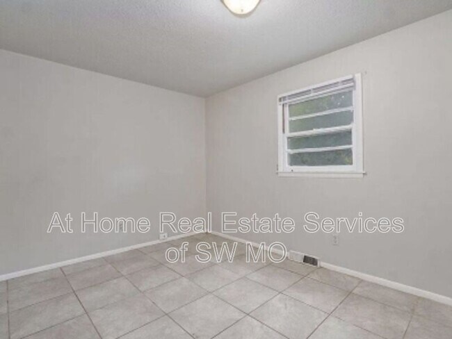 Building Photo - 2013 N Fairway Ave