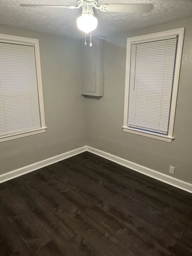 Building Photo - 2 Bedroom House Available in Madison Schoo...