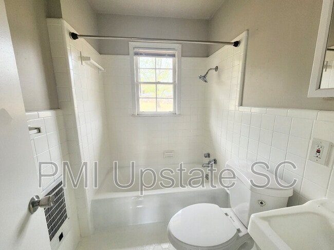 Building Photo - 700a Fairview St