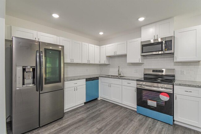 Building Photo - 7802 Crestview Dr